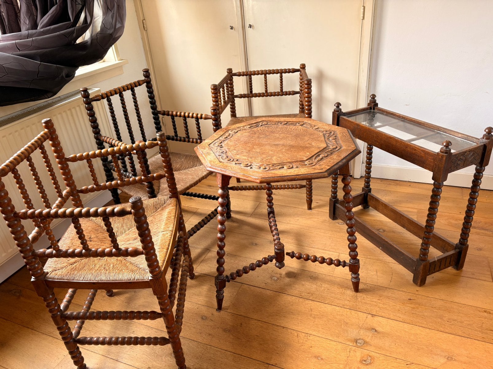 Bobbin set 3 stoelen1 bijzettafel en boekenrekje, Ophalen