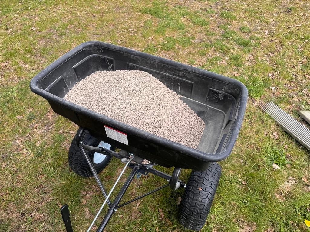 TE HUUR Strooier voor achter tuintrekker, Ophalen, Zo goed als nieuw