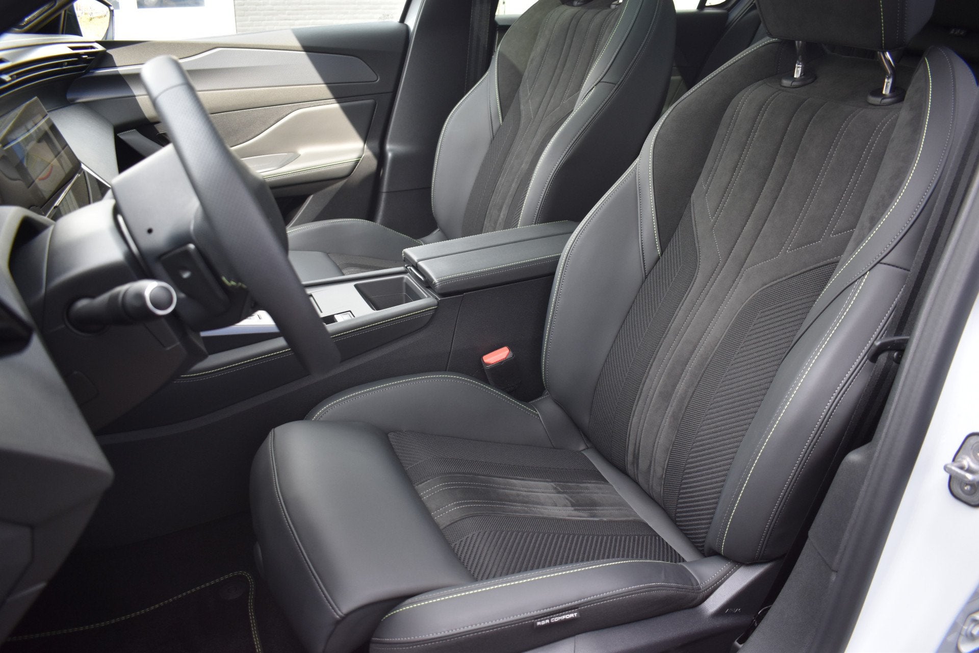 Peugeot 308 Hybrid 145 e-DCS6 Automaat GT | Navigatiesysteem, Gebruikt, Leder en Stof, Wit, Origineel Nederlands