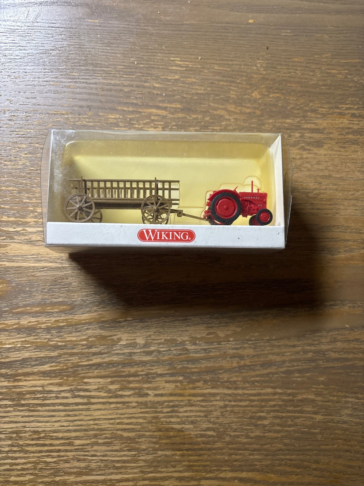 Wiking 893 01 31 Leiterwagen met Tractor 1:87, Hobby en Vrije tijd, Modelauto's | 1:87, Ophalen of Verzenden, Nieuw, Hijskraan, Tractor of Landbouw