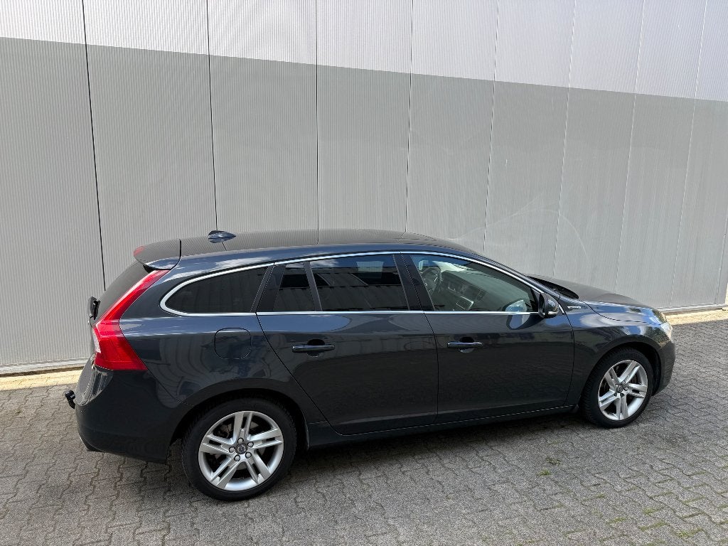 Volvo V60 D6 Twin Engine 288pk Geartronic AWD Plug In Hybrid, Auto's, Automaat, Stof, 1800 kg, Overige kleuren