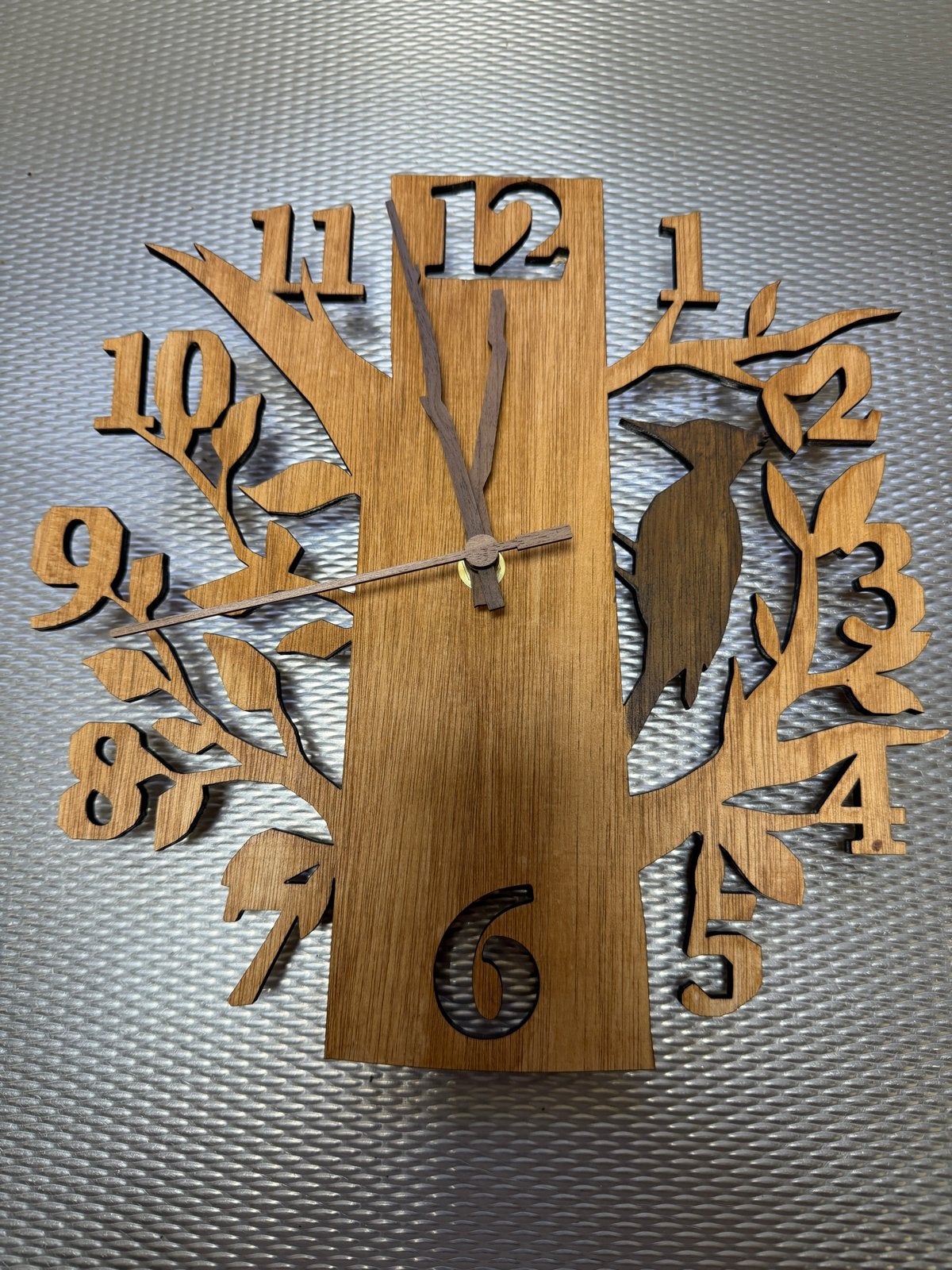 Unieke Houten Wandklok met Specht en Stil Uurwerk, Wandklok, Verzenden, Bruin, Landelijk