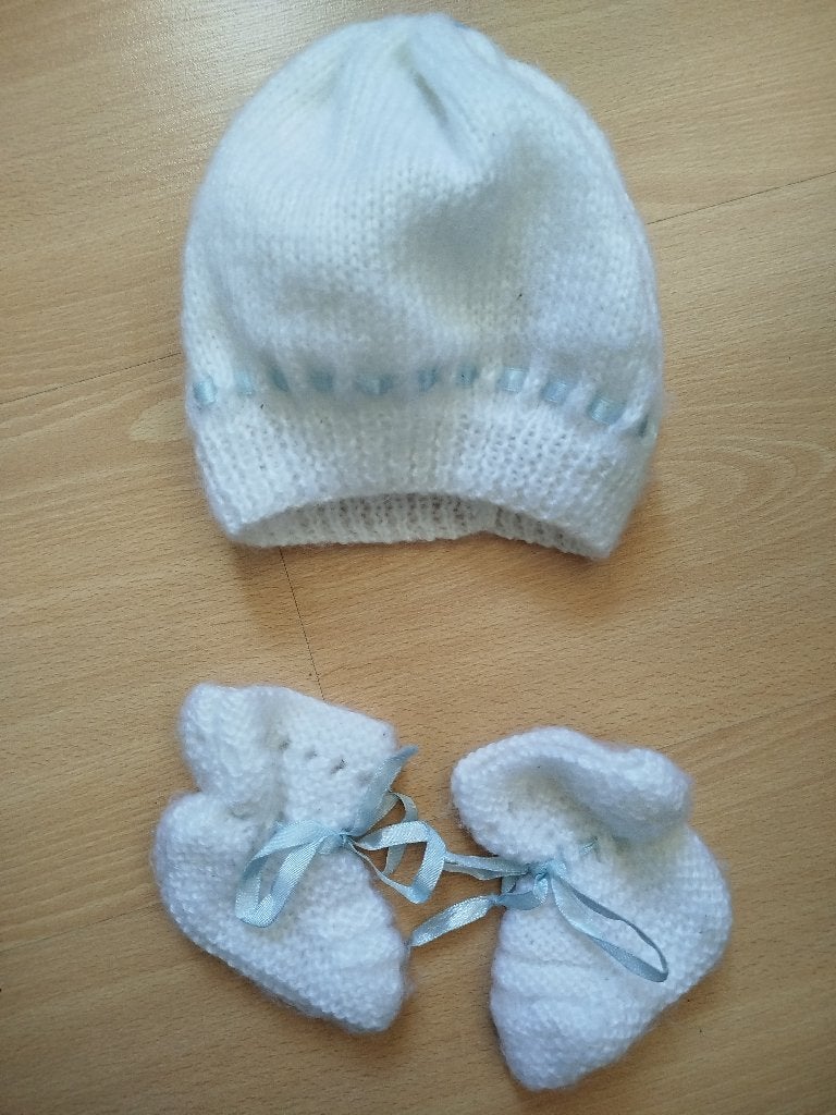 Gebreid babymutsje en slofjes wit met blauw lintje, Ophalen of Verzenden, Gebruikt, Jongetje of Meisje, Muts