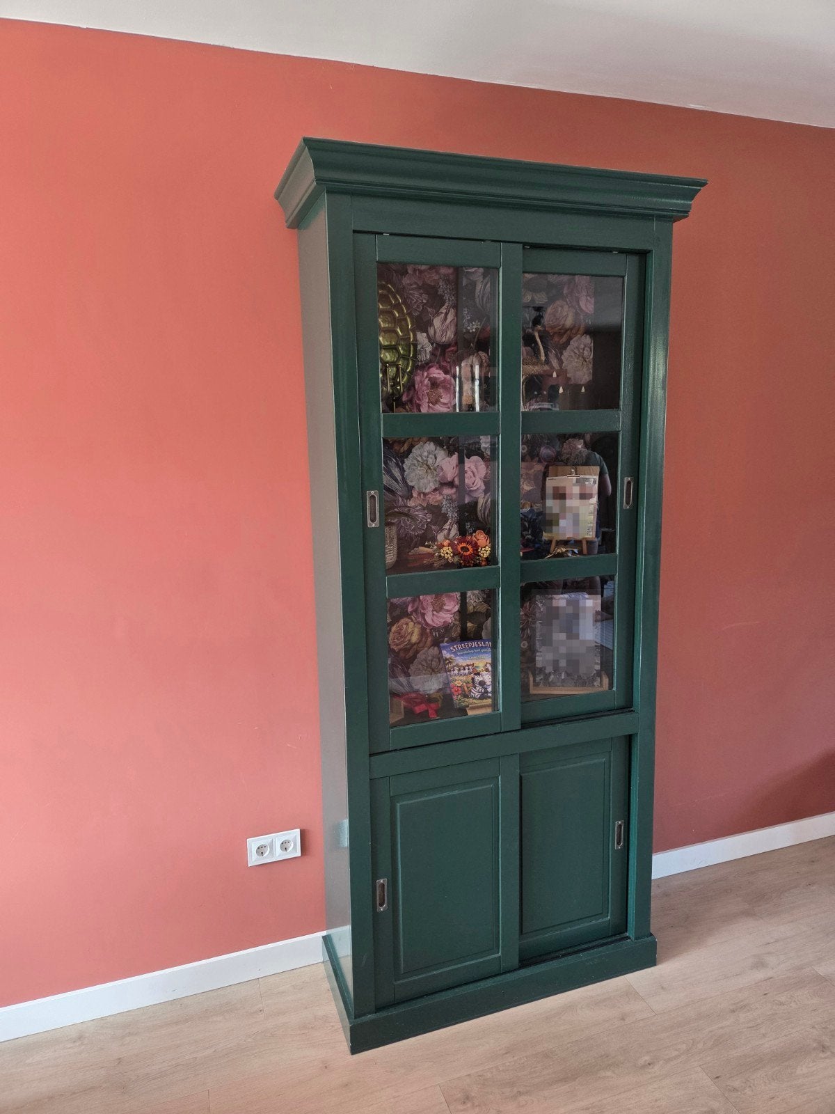 Groene vitrinekast met schuifdeuren, Huis en Inrichting, Kasten | Vitrinekasten, Ophalen, 100 tot 150 cm, Klassiek, 25 tot 50 cm