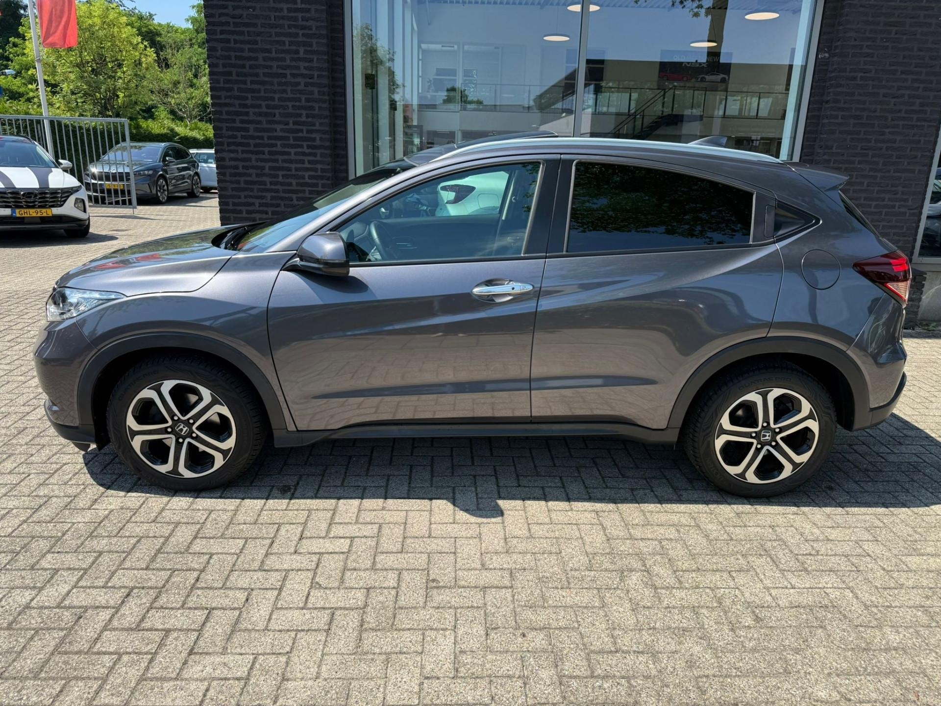 Honda HR-V 1.5 i-VTEC Executive | Panorama | Clima | Cruise, Leder en Stof, Origineel Nederlands, Bedrijf, 19 km/l