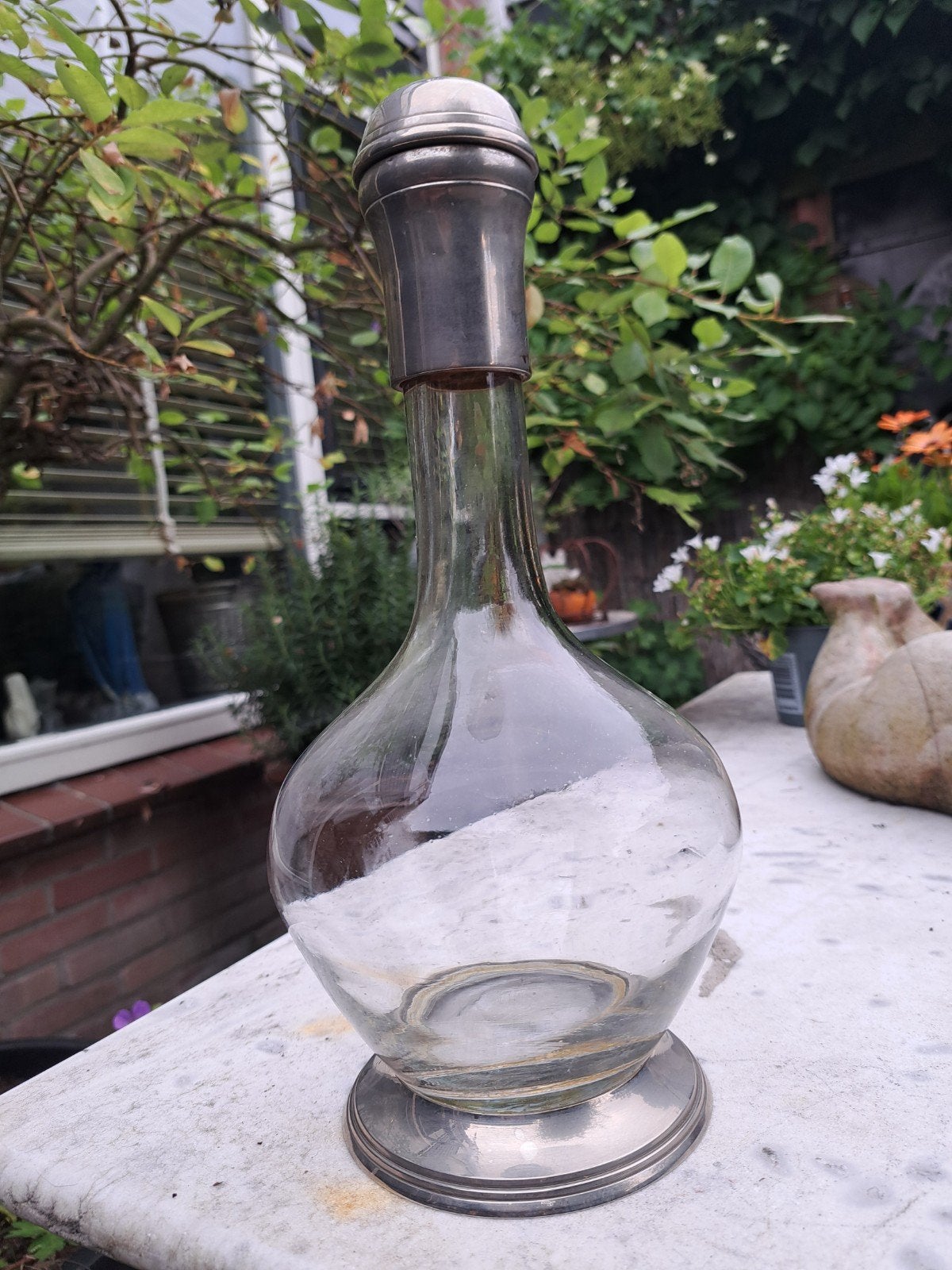 Wijnkaraf op metalen voet, Ophalen of Verzenden, Frankrijk, Overige typen