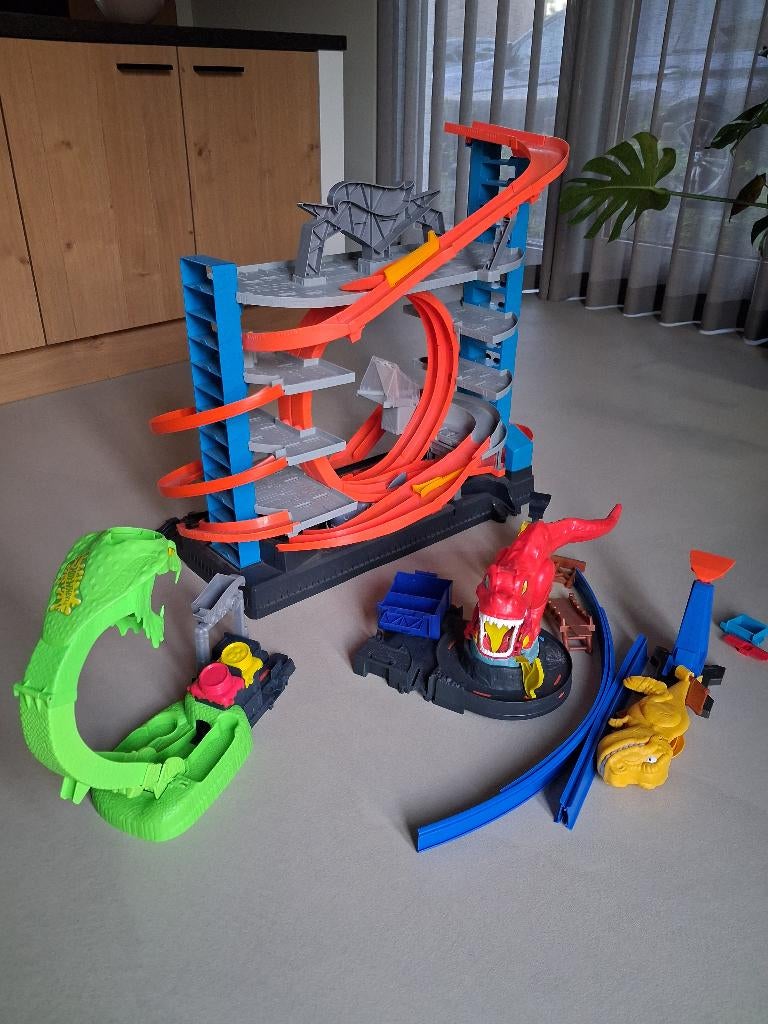 Hot Wheels garage + 2 extra uitbreidingen, Ophalen, Zo goed als nieuw, Hot Wheels, Handmatig