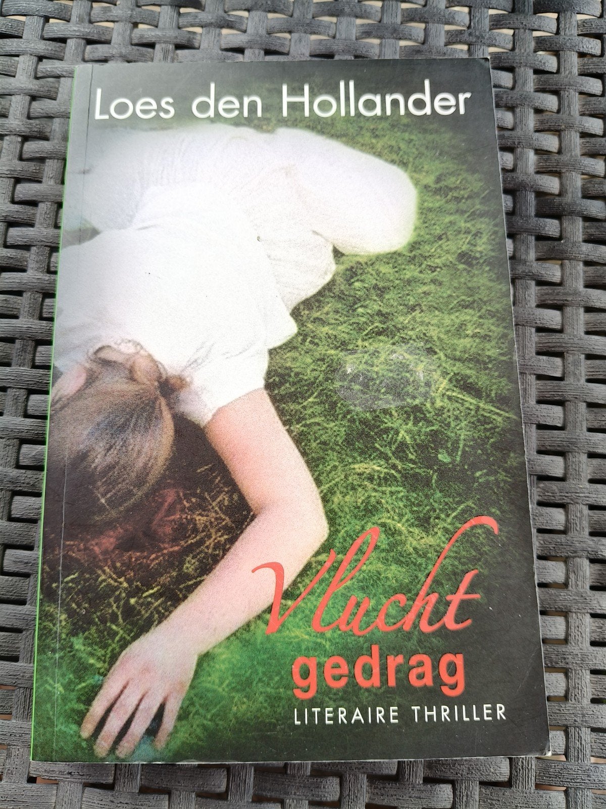 Vluchtgedrag - Literaire thriller van Loes den Hollander, Loes den Hollander, Ophalen of Verzenden, Zo goed als nieuw, Nederland