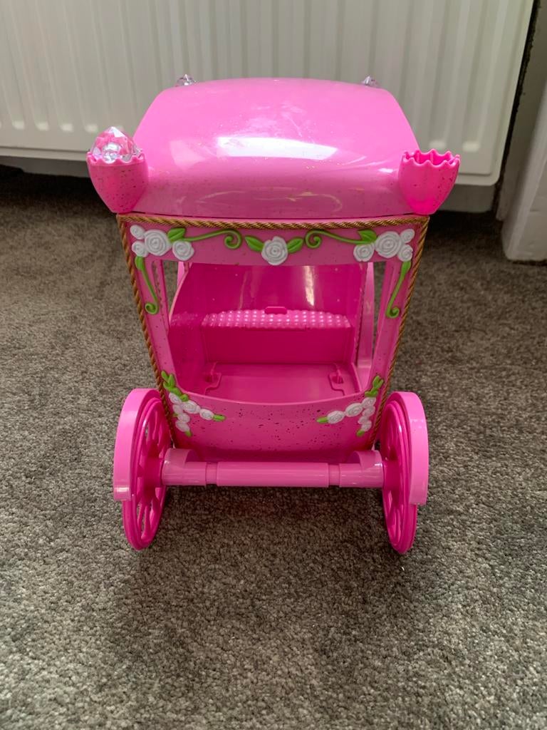 Roze Barbie Koets - Perfect voor Prinsessenavonturen, Kinderen en Baby's, Speelgoed | Poppen, Ophalen of Verzenden, Gebruikt, Barbie
