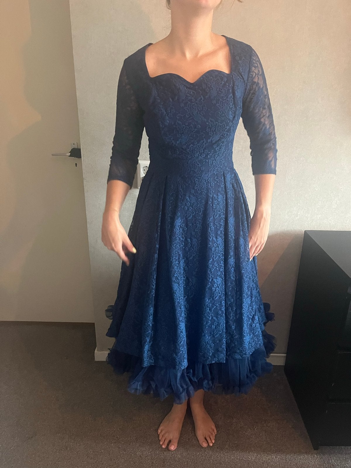 Elegante marineblauwe kanten jurk met strik, Maat 38/40 (M), Blauw, Ophalen of Verzenden, Zo goed als nieuw