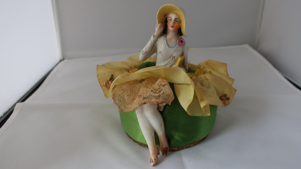 Half Doll porseleinen speldenkussen, Ophalen of Verzenden