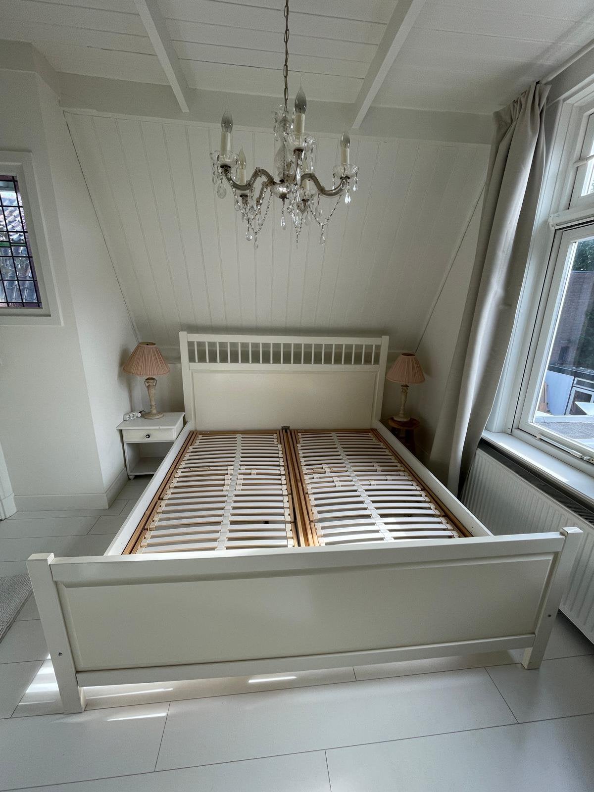 Hemnes bed 180 met verstelbare lattenbodems, Ophalen, Brocante landelijk klassiek, Wit, Tweepersoons
