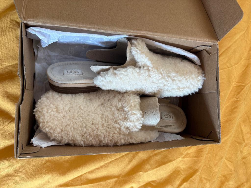 UGG sloffen in maat 40, model Janaya Cozy Mule, Kleding | Dames, Schoenen, UGG, Beige, Ophalen of Verzenden, Zo goed als nieuw