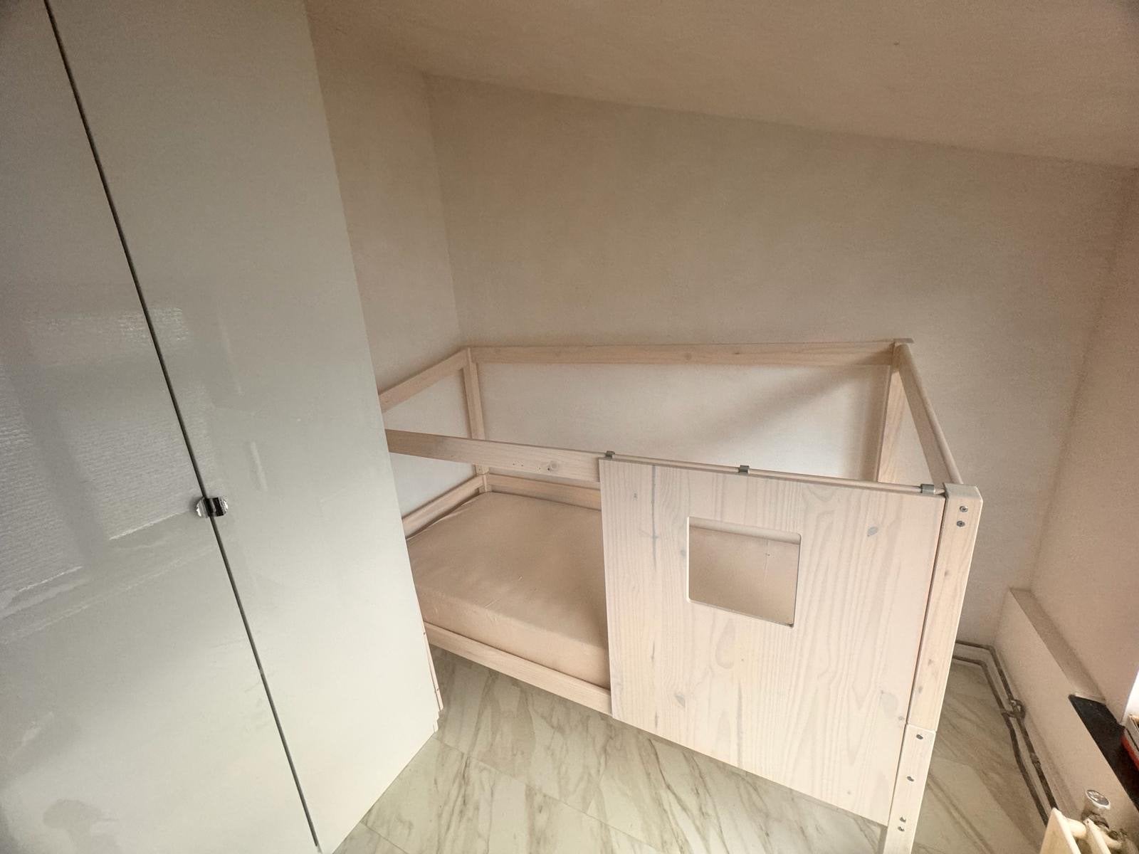 Nieuw eenpersoonsbed met afneembaar scherm, Ophalen, 90 cm, Eenpersoons, Zo goed als nieuw