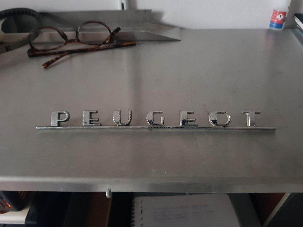 Peugeot 204 achterklep embleem (Z232-163), Ophalen of Verzenden, Gebruikt, Auto's