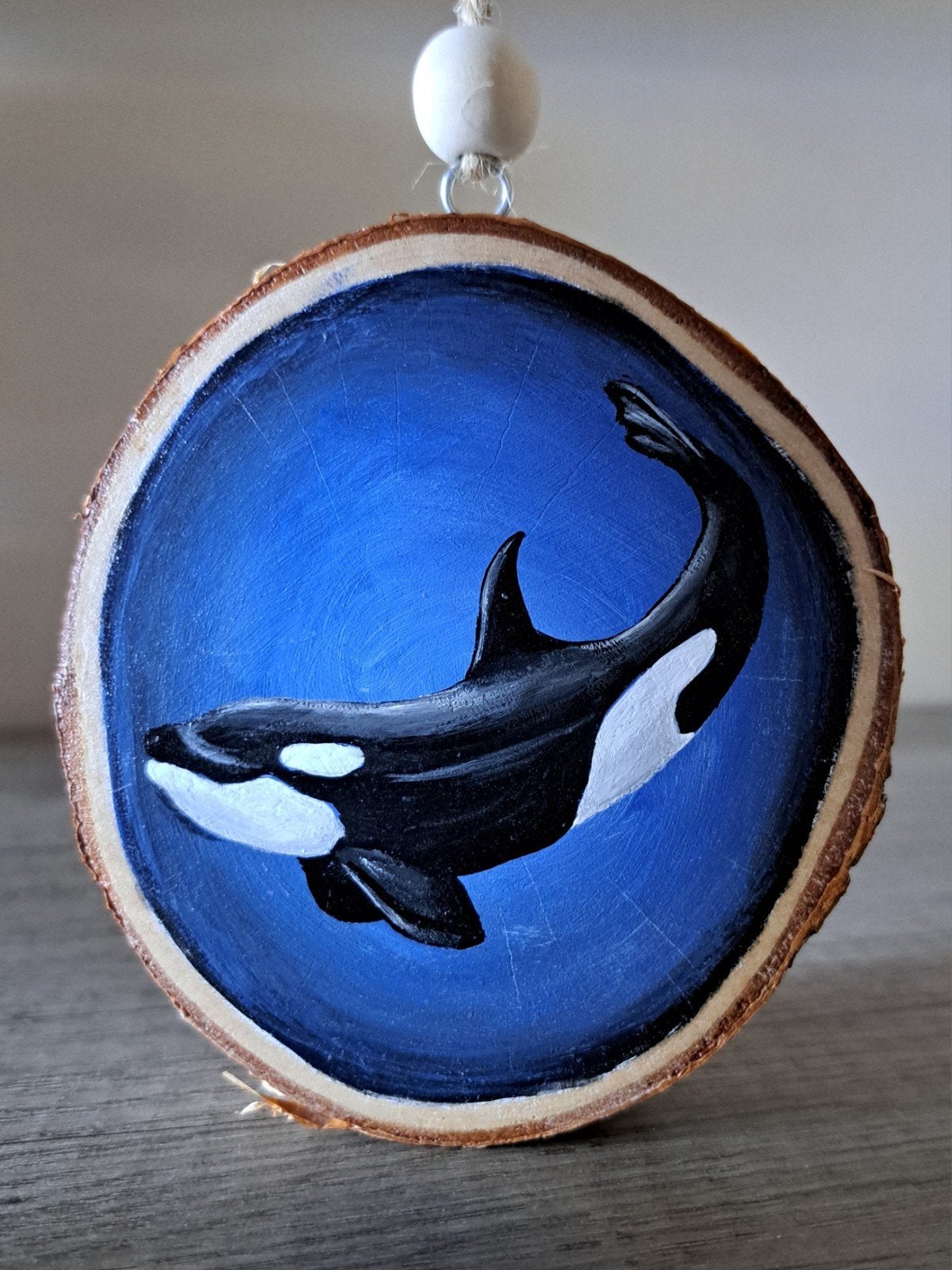 Handgeschilderde orka op houten schijfje, Hout, Meerkleurig, Overige stijlen, Nieuw