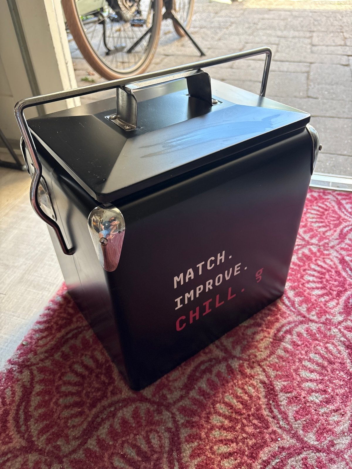 Retro Koelbox met 'MATCH. IMPROVE. CHILL.' opdruk, Caravans en Kamperen, Ophalen, Zo goed als nieuw, Koelbox, Koelelement
