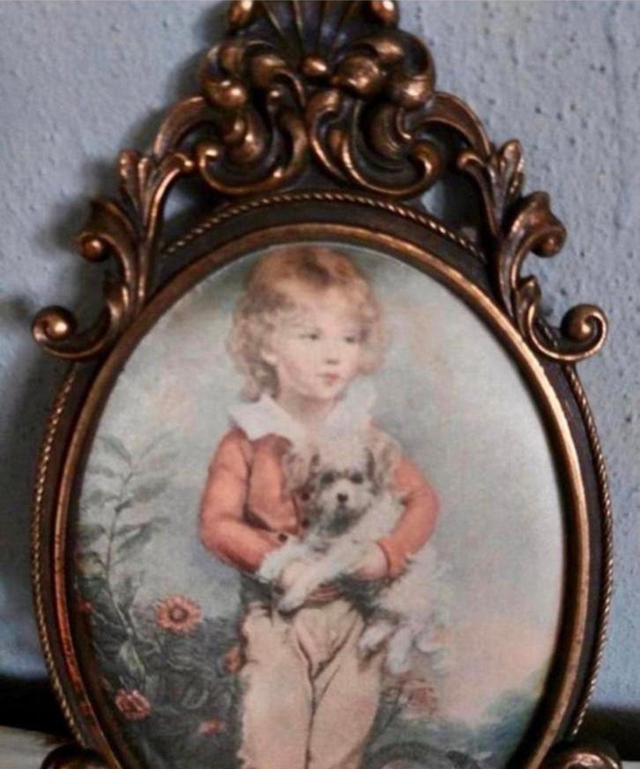 1960 Antiek schilderij klassiek in brons lijst kind met hond, Ophalen of Verzenden