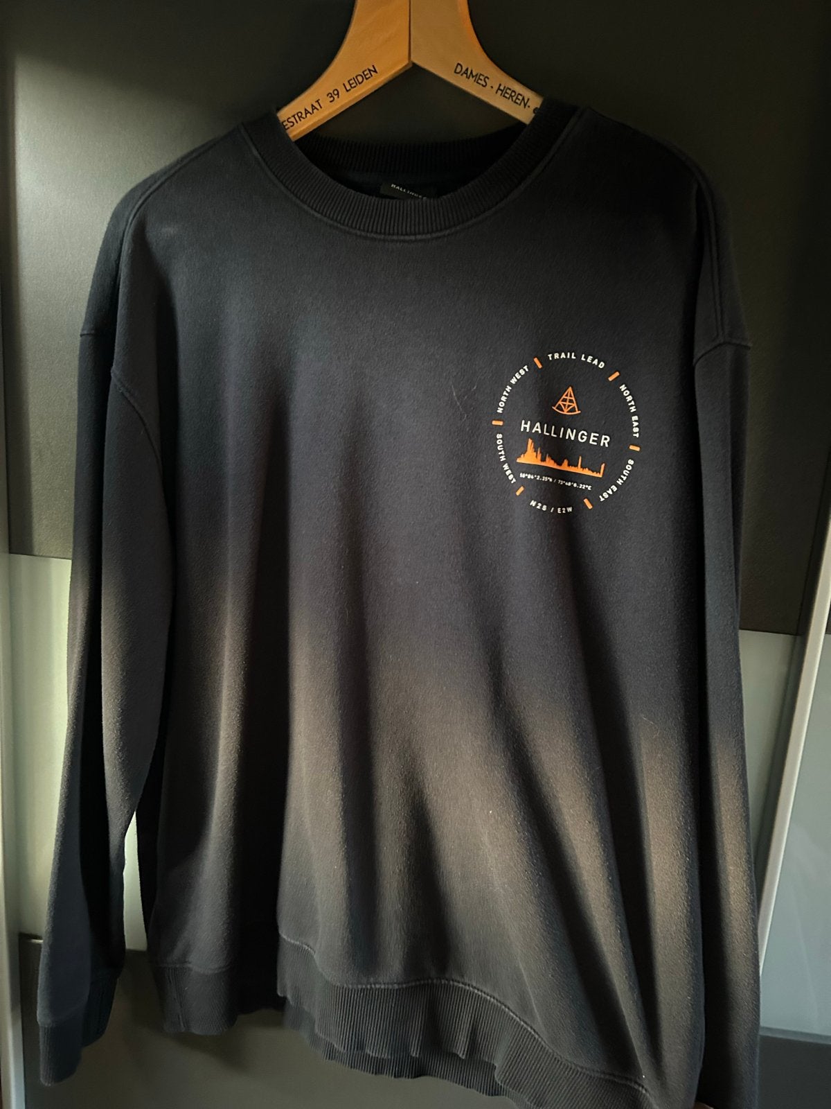 Hallinger Longsleeve Trui - Zwart met Oranje Print, Ophalen of Verzenden, Gedragen