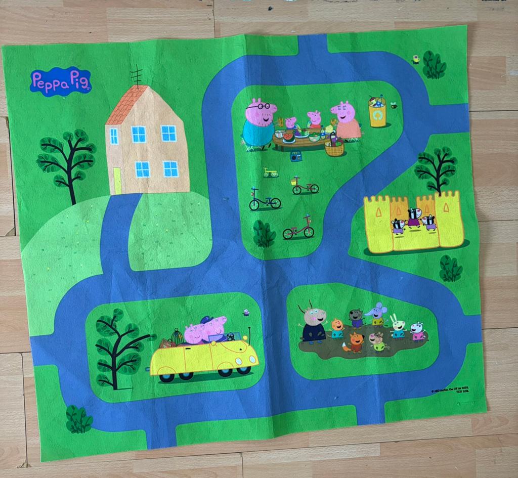 Speelkleed peppa pig met 2 autootjes met peppa, Ophalen of Verzenden, Zo goed als nieuw