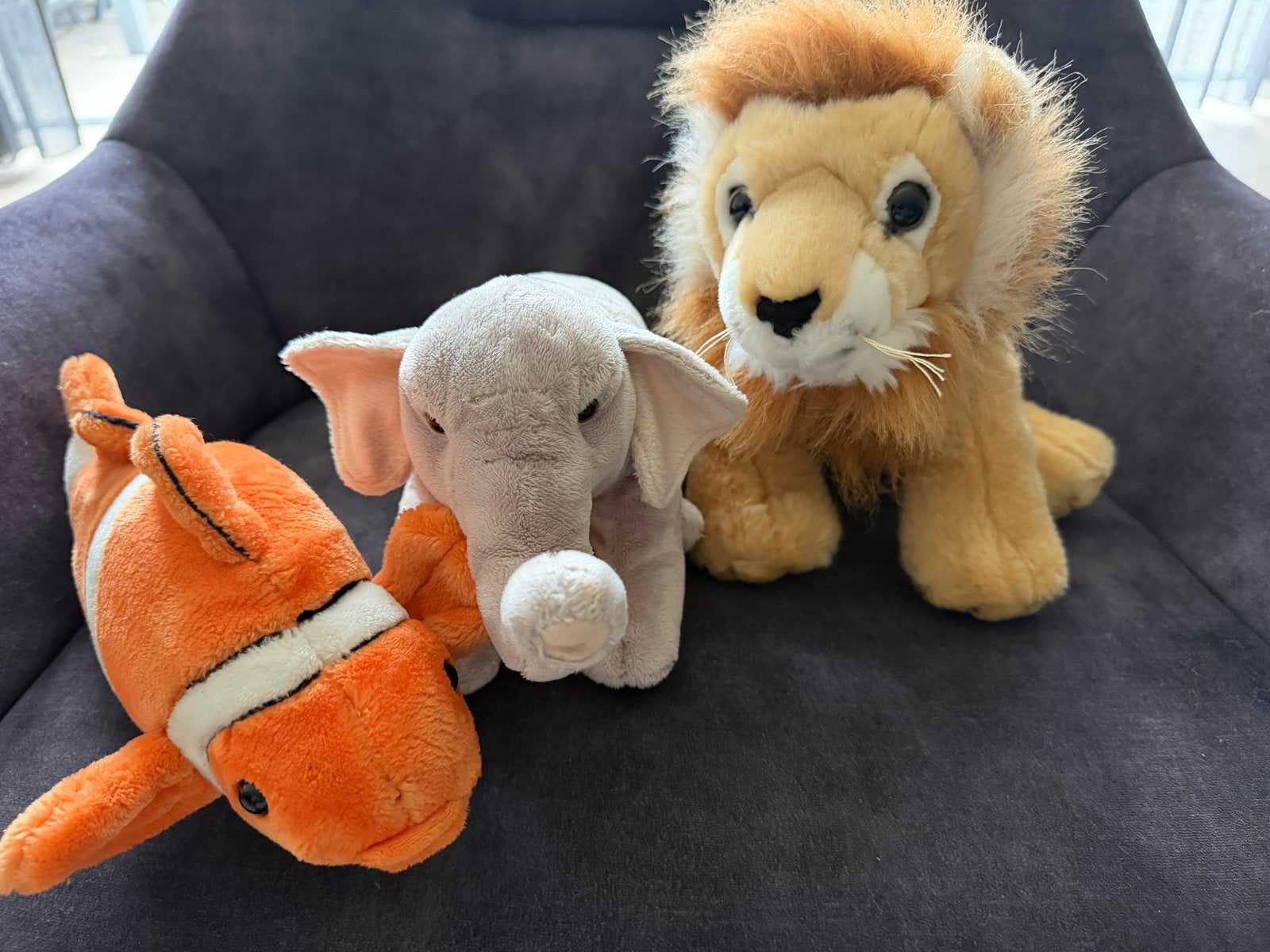 Leuke knuffels: Leeuw, Olifant en clownvis, Ophalen, Zo goed als nieuw, Middelgroot (20 tot 80 cm), Meerkleurig