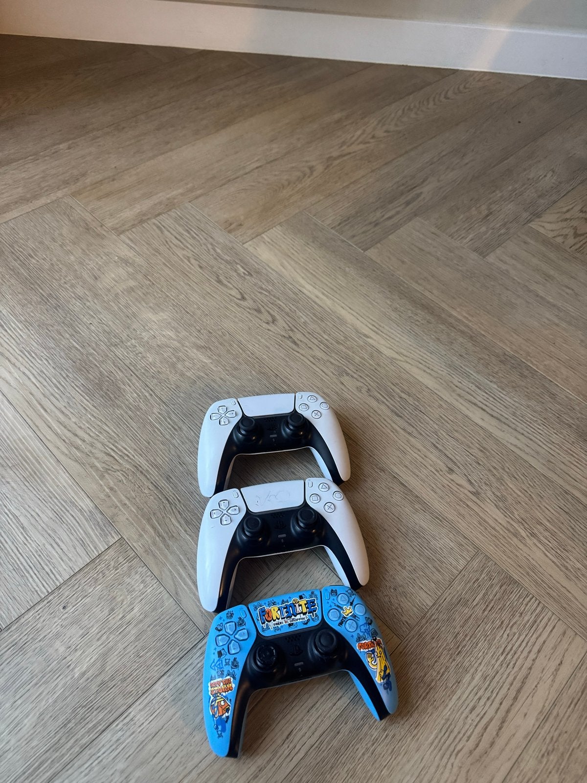 3 PS5 DualSense controllers (waarvan 1 Fortnite editie), Spelcomputers en Games, Ophalen of Verzenden, Zo goed als nieuw