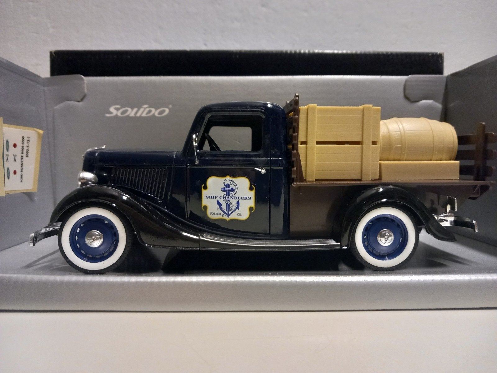 Ford pick up V8 Brasseur blauw of rood Solido 1:18 KRD, Ophalen of Verzenden, Zo goed als nieuw, Auto, Solido