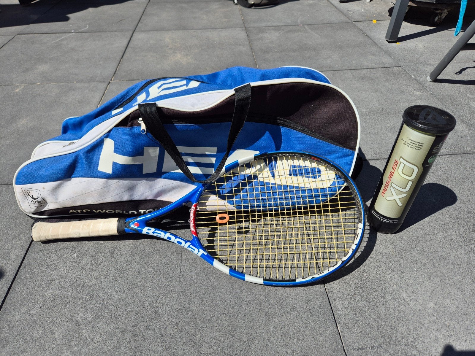 Head tennistas met Babolat tennisracket en 4 ballen, Sport en Fitness, Tennis, Ophalen