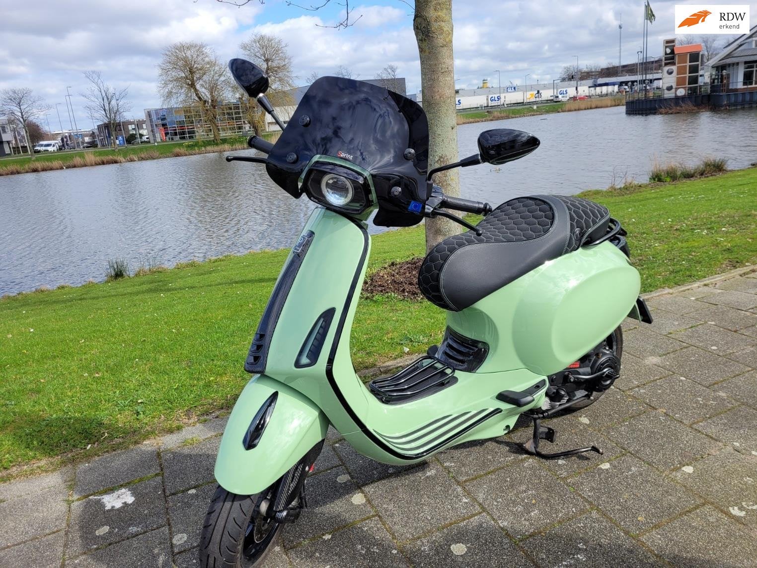 Vespa Bromscooter Sprint 4T, Fietsen en Brommers, Brommers | Vespa, Gebruikt, Overige modellen, Thurledeweg 81
3044ER  Rotterdam, NL