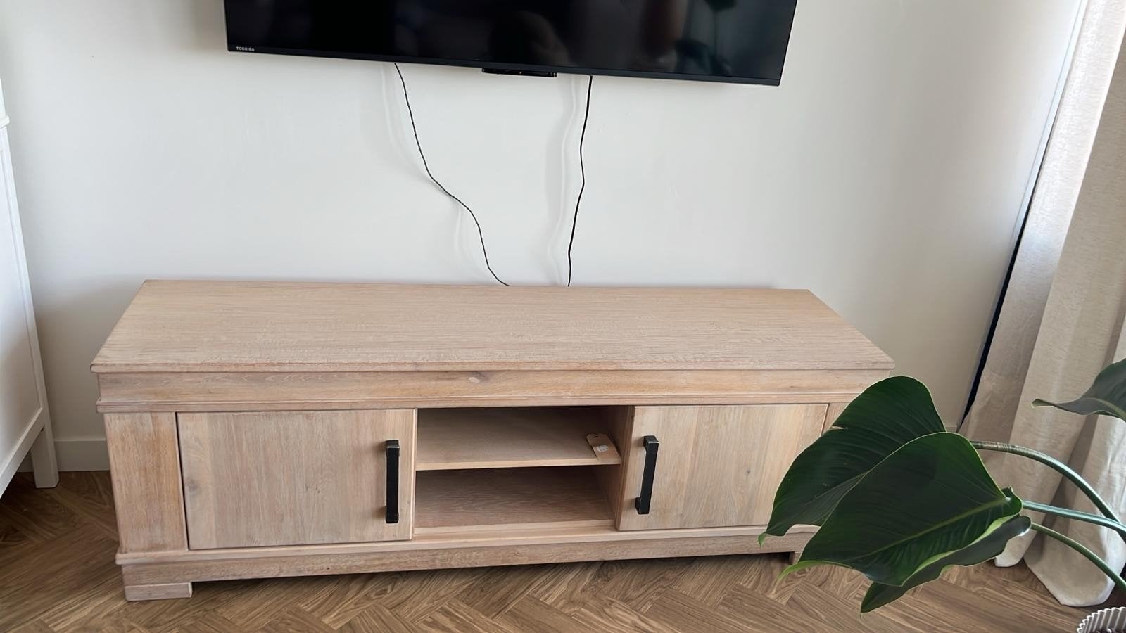 Massief houten tv-meubel / dressoir met ijzeren handvatten, Huis en Inrichting, Kasten | Televisiemeubels, Zo goed als nieuw, Minder dan 100 cm