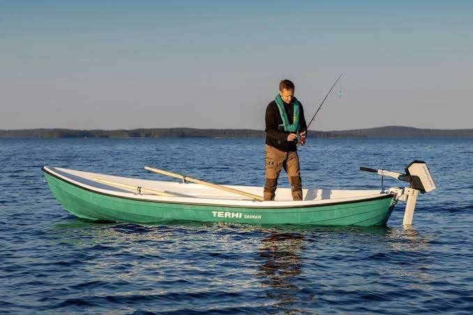 Terhi  Saiman Roeiboot/Fluisterboot tegen scherpe prijs!, Kunststof, 5 m, Buitenboordmotor, Ophalen