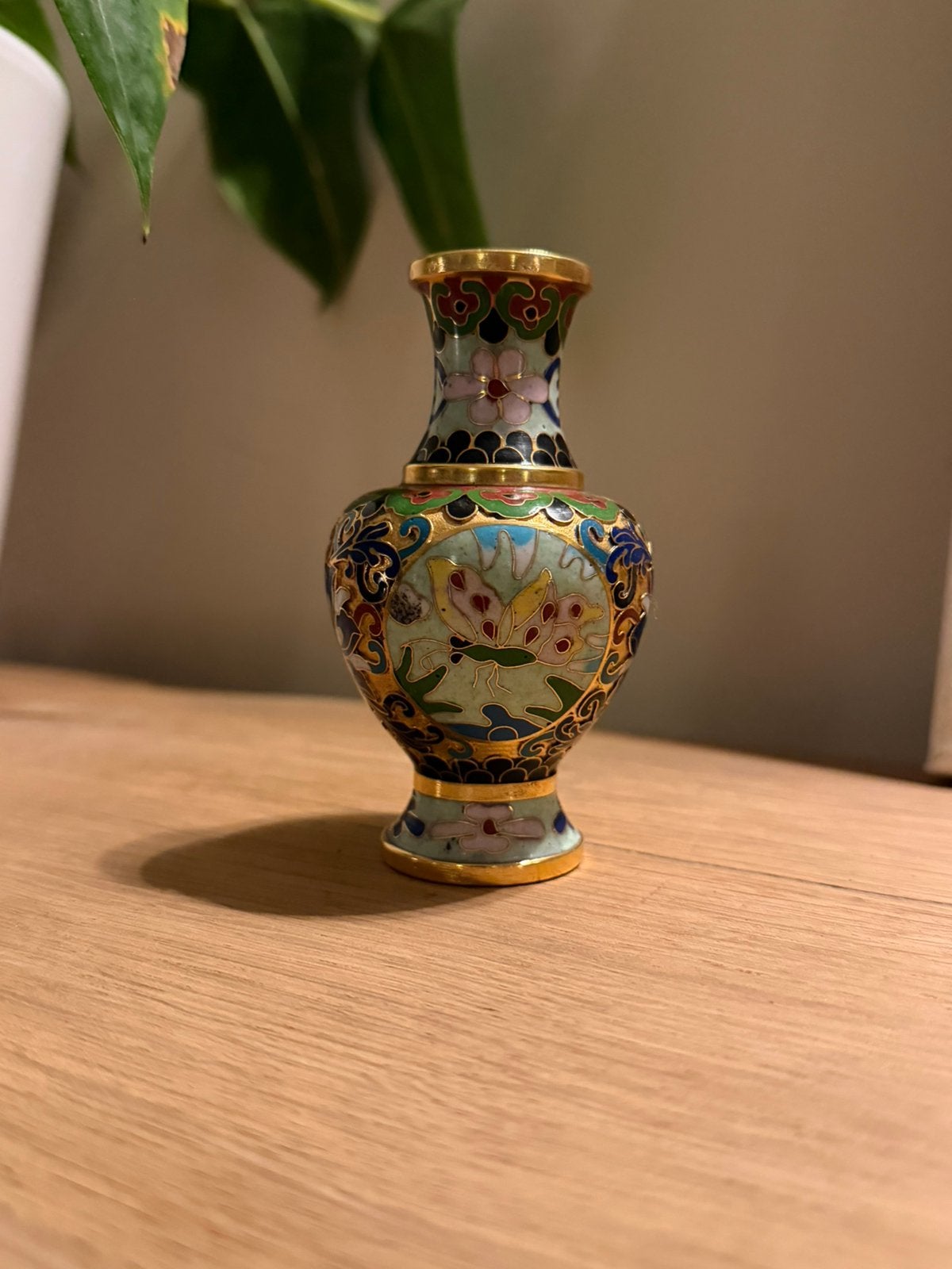Vintage miniatuur cloisonné vaasje met vlinder en lotus 11cm, Ophalen of Verzenden