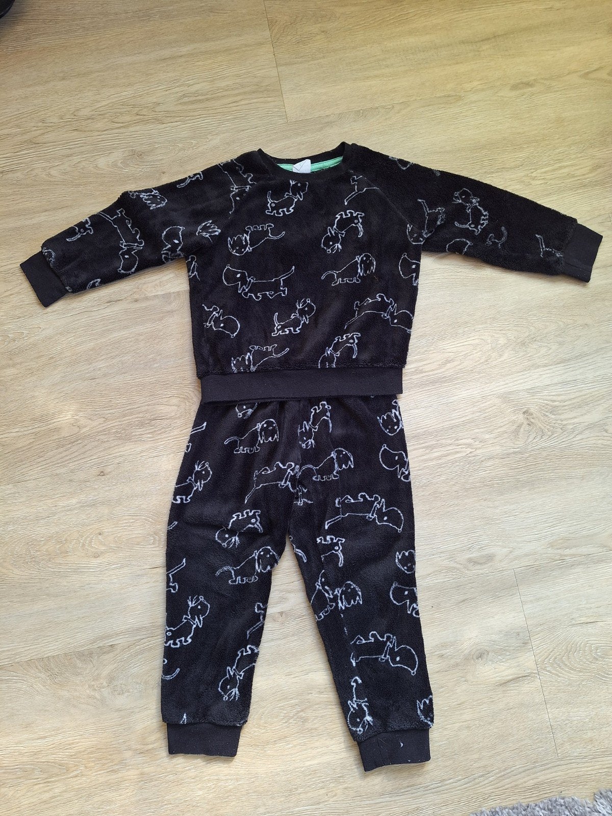 lekkere zachte takkie pyjama maat 98 / 104, Nacht- of Onderkleding, Jongen of Meisje, Ophalen of Verzenden, Zo goed als nieuw