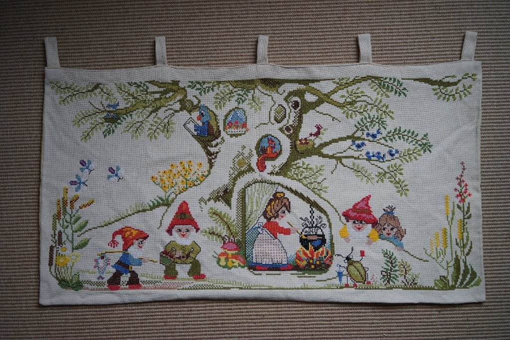 vintage wandkleed borduurwerk kabouter vogel boom bloemen, 88 cm, Ophalen of Verzenden, Zo goed als nieuw, 48 cm