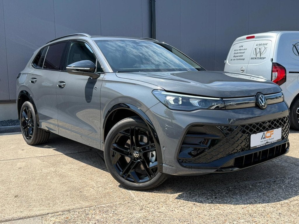 Volkswagen Tiguan 1.5 eHybrid R-Line / BLACKSTYLE / LEER / T, Auto's, Volkswagen, 1498 cc, Zwart, 4 cilinders, Hybride Elektrisch/Benzine