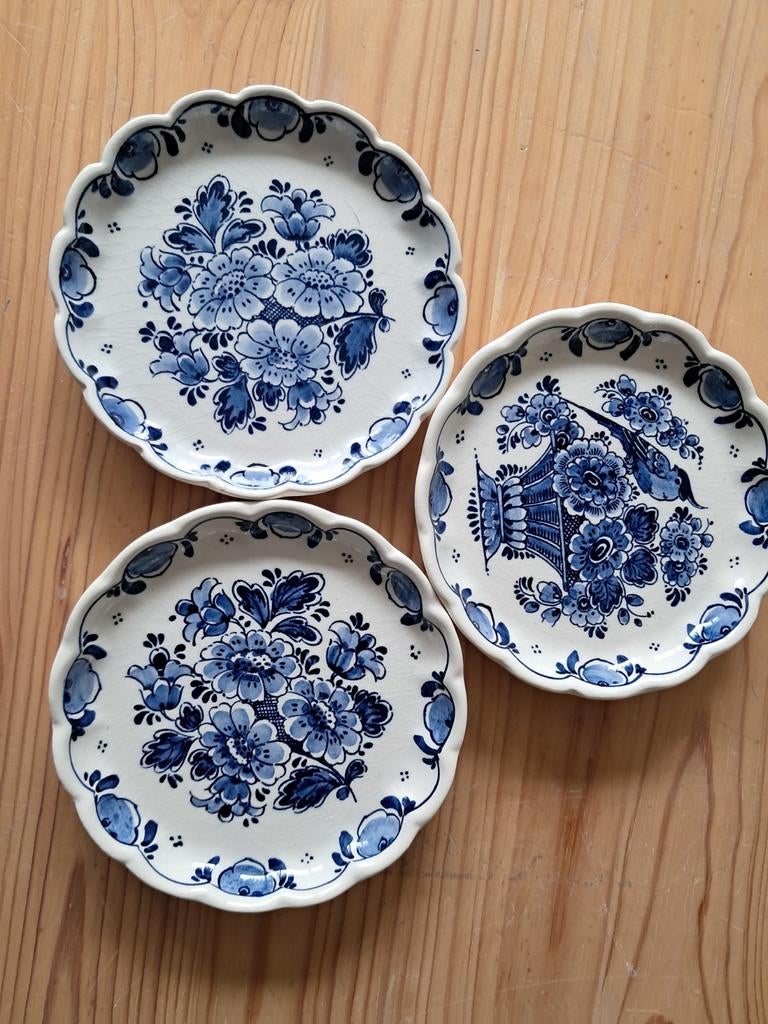3 handgeschilderde Delfts blauwe bordjes, Antiek en Kunst, Antiek | Servies los, Ophalen of Verzenden