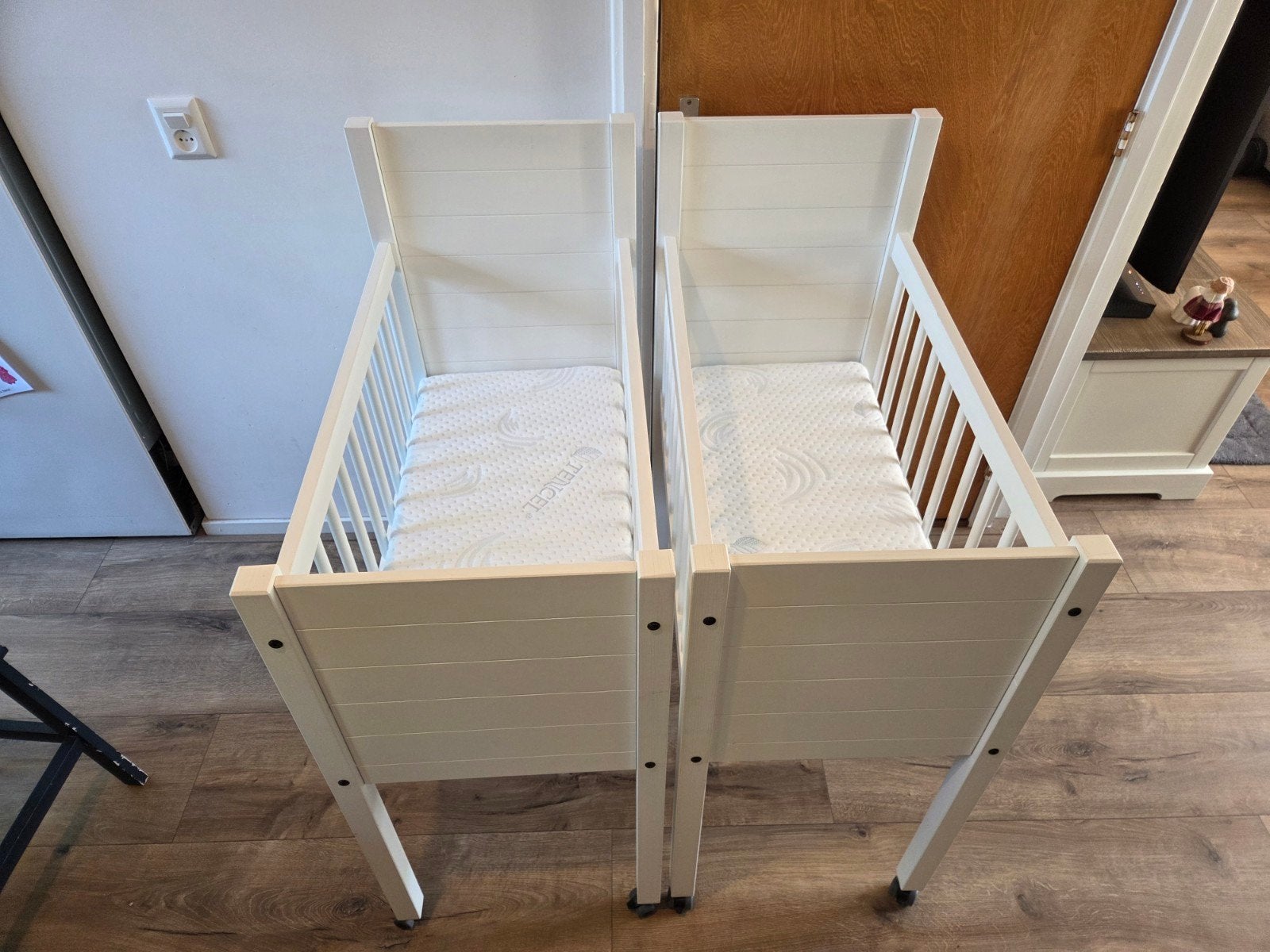 Tweeling - 2 stuks Kidsmill Noa babywiegjes + Puck matras, Ophalen, Gebruikt, Wieg