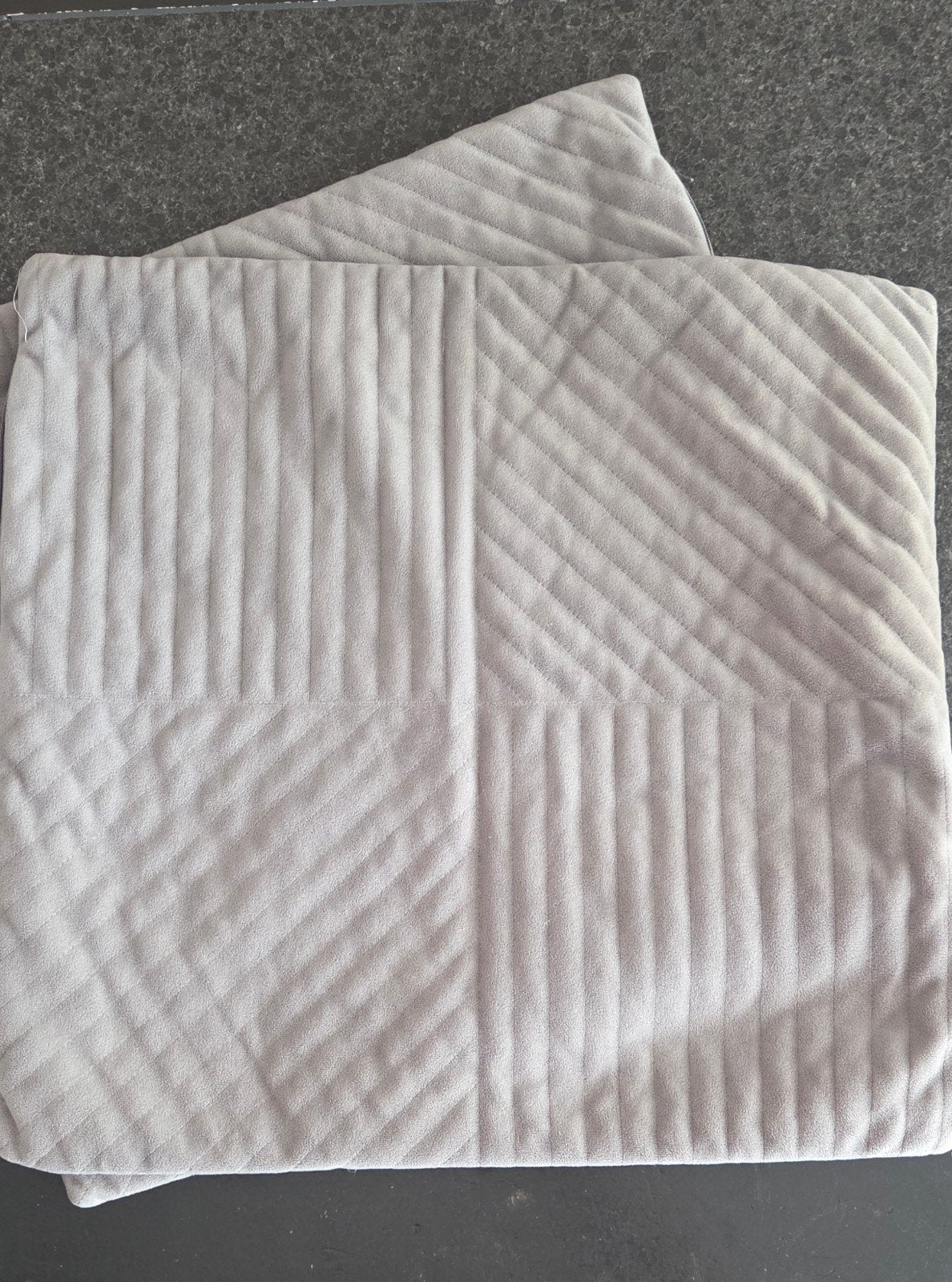 muisgrijze velours kussenhoezen. 45x45, Huis en Inrichting, Woonaccessoires | Kussens, Ophalen of Verzenden, Zo goed als nieuw