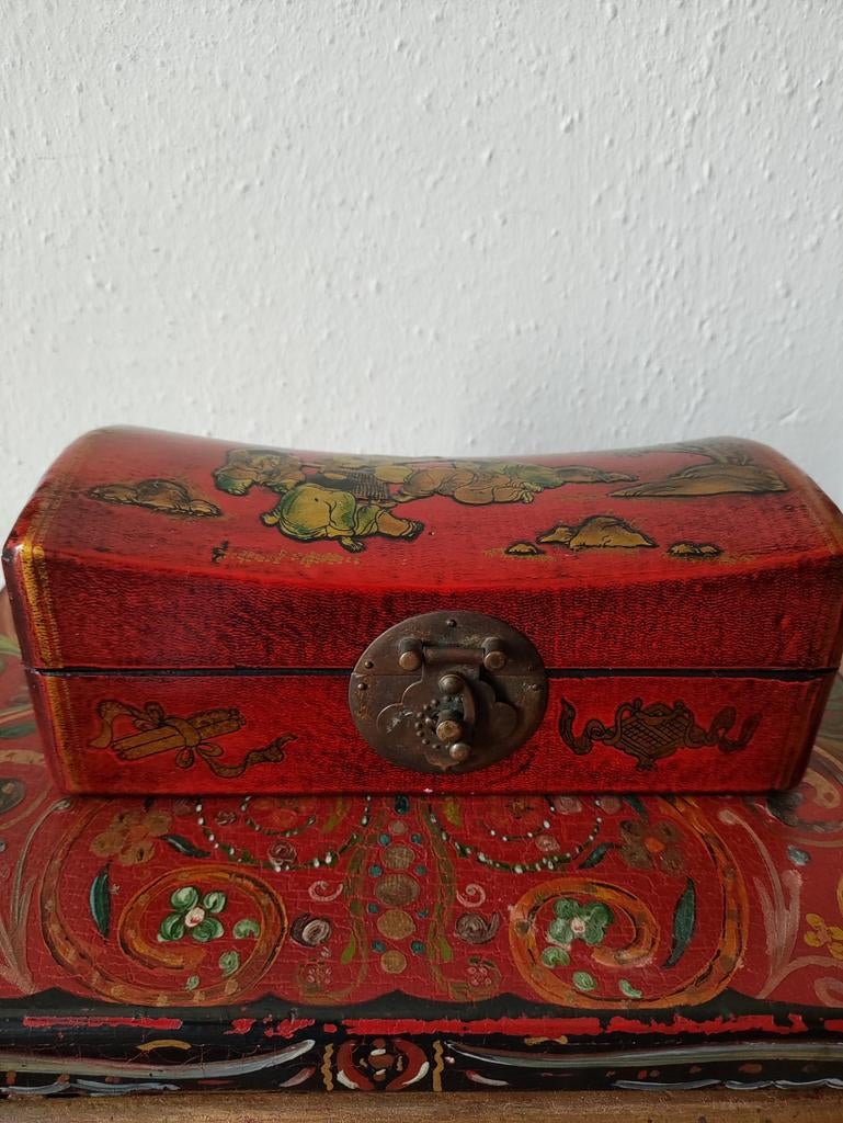 Prachtige vintage Chinese rode houten lakdoos, Antiek en Kunst, Verzenden