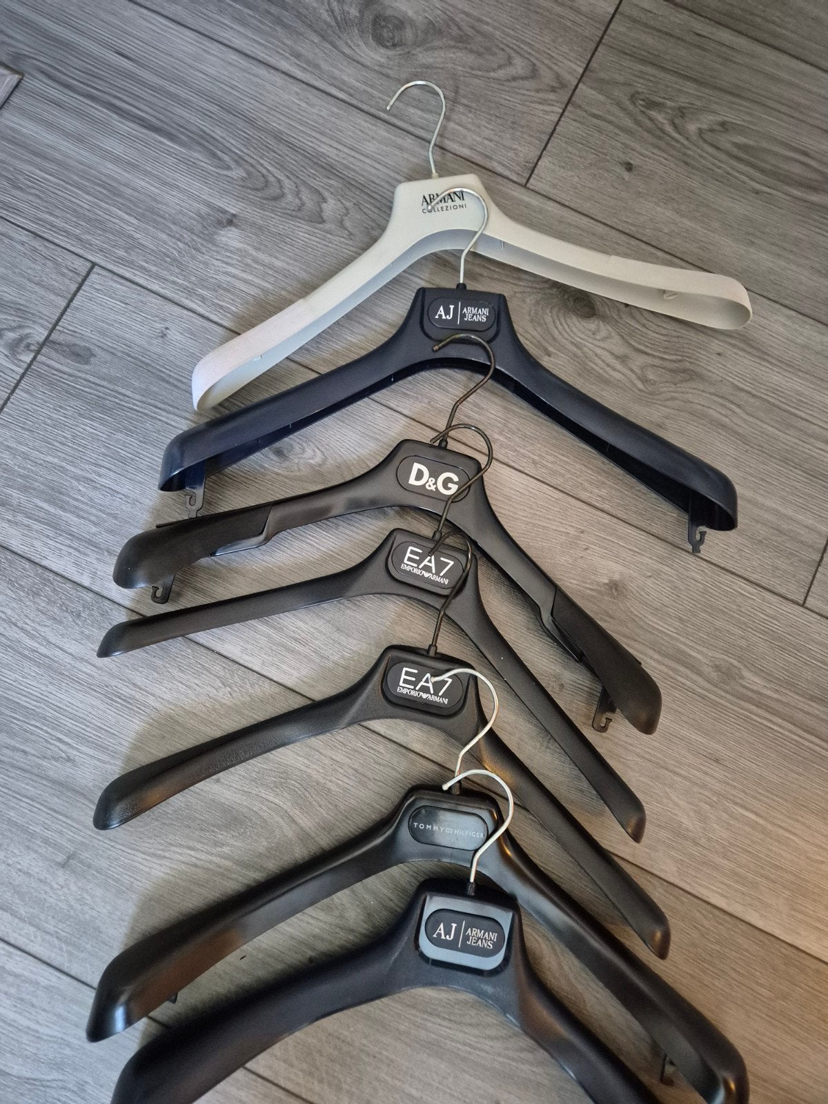 Stevige merk hangers - D&G, EA7, Tommy Hilfiger, Armani, Ophalen of Verzenden, Gebruikt, Kunststof, Volwassenen