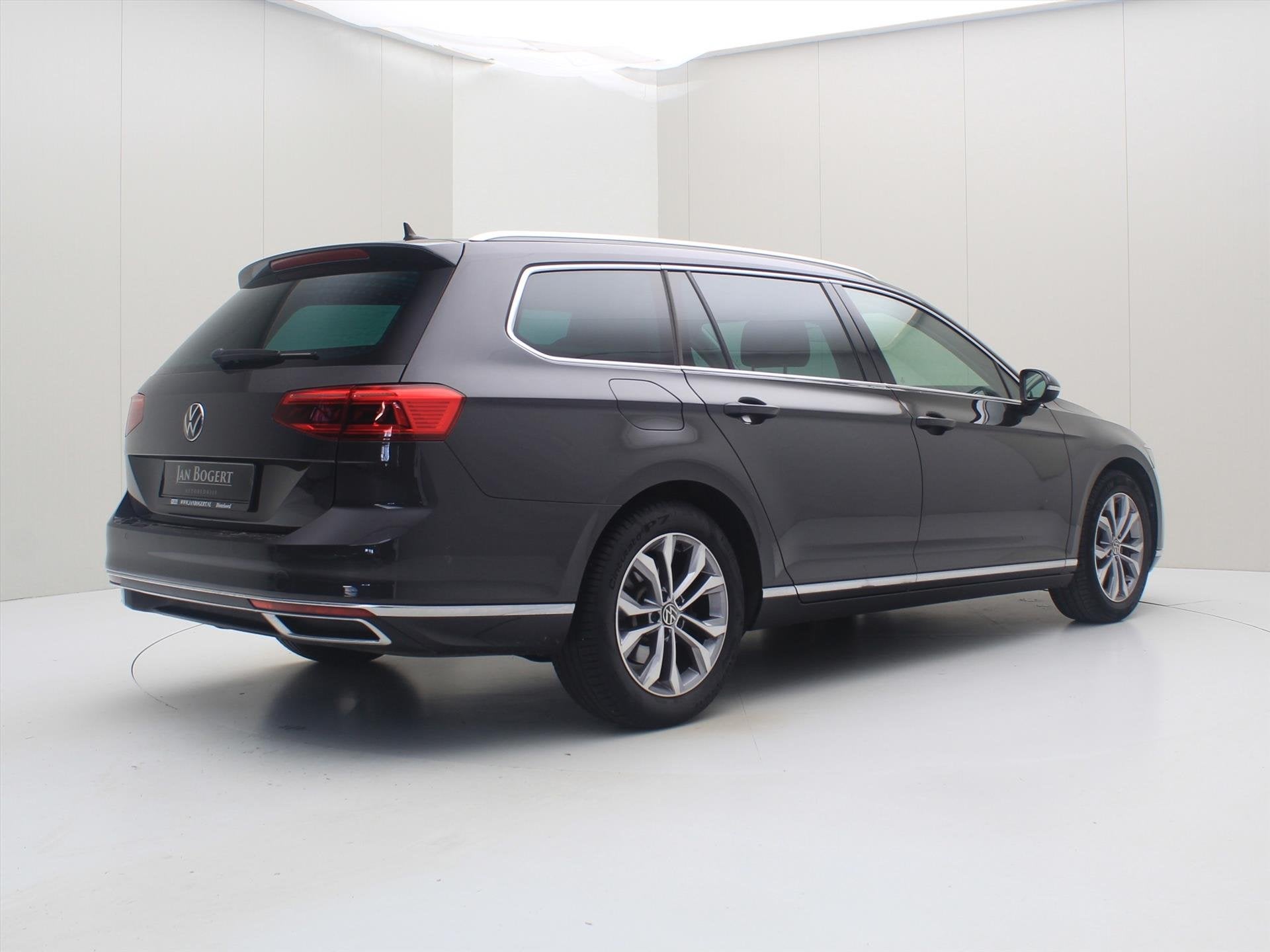 Volkswagen Passat Variant 1.5 TSI 150PK DSG7 ELEGANCE BUSINE, Auto's, Automaat, Dealer onderhouden, Gebruikt, Zwart