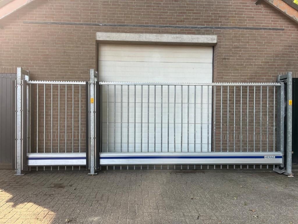 Te koop vrijdragende Heras schuifpoort 4x2 elektrische, Ophalen, Gebruikt, Staal, 200 cm of meer