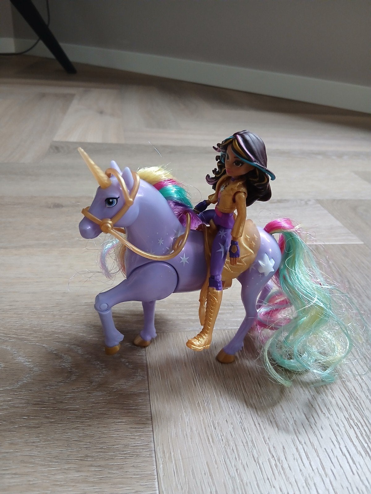 Unicorn Academy; eenhoorn en pop, Ophalen