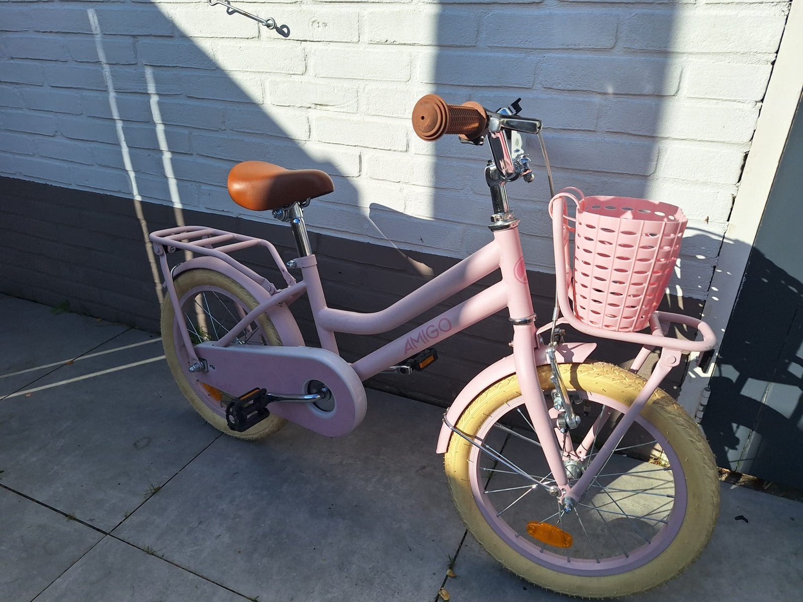 AMIGO Bella Kinderfiets 16 inch - Roze met mandje, Ophalen, Terugtraprem, Zijwieltjes, 16 tot 20 inch