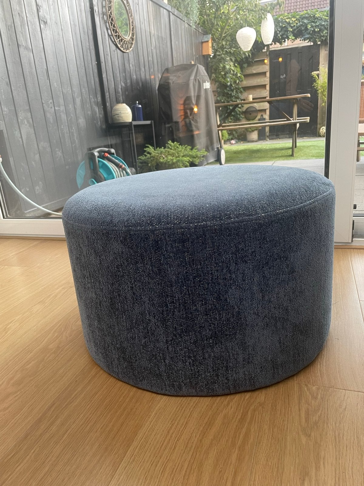 Zo goed als nieuw: ronde poef in blauwe stof, Ophalen, Zo goed als nieuw, Stof, 50 tot 75 cm