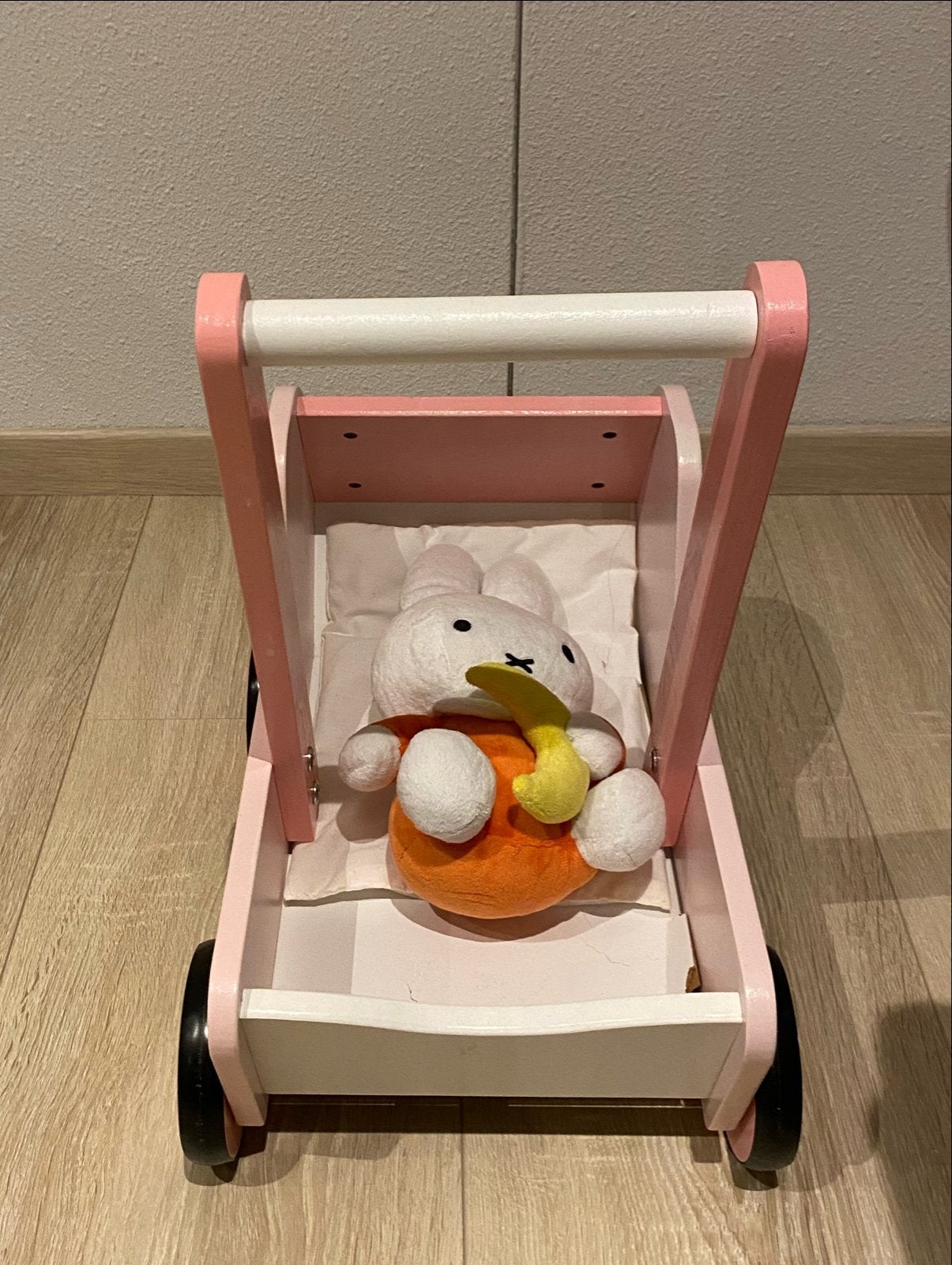 Houten poppenwagen roze met Nijntje knuffel, Ophalen, Zo goed als nieuw, Overige typen, Met wieltjes