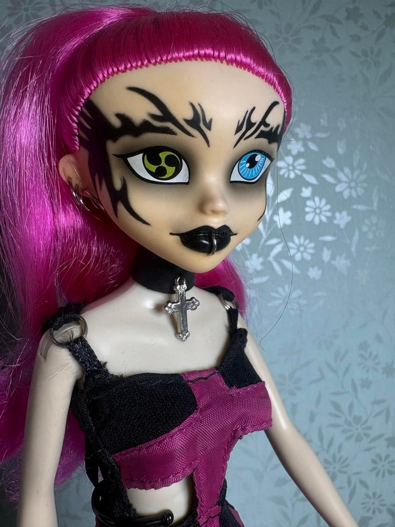 Bleeding Edge Begoths doll Julia Doom Gothic Pop - Roze, Ophalen of Verzenden, Gebruikt, Fashion Doll