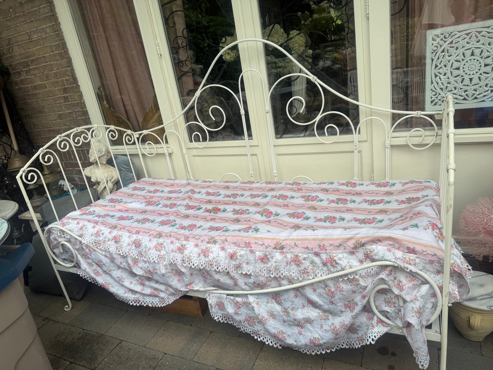 Wit metalen bed/bankje met sierlijke krullen, Ophalen