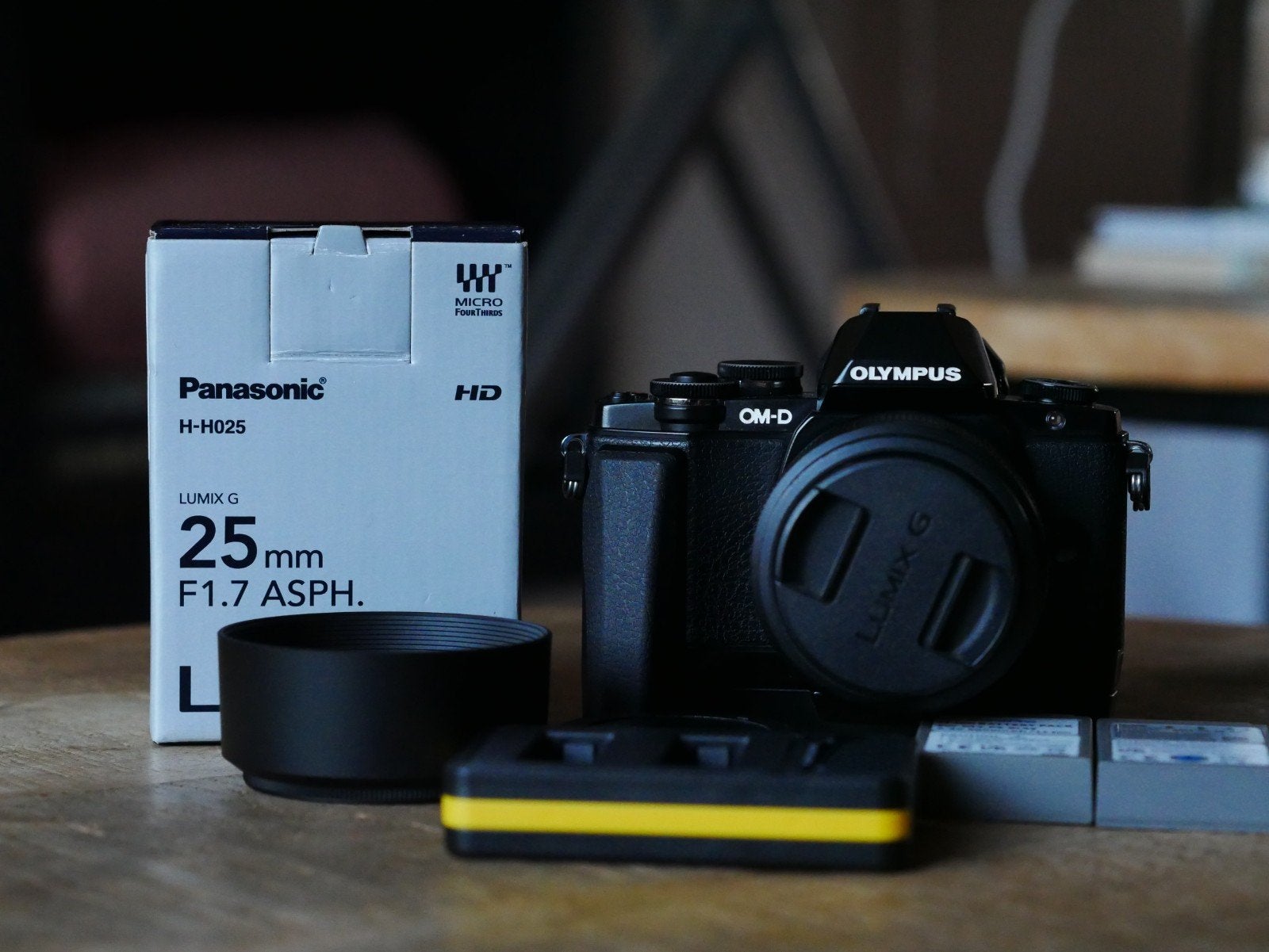 Olympus OM-D E-M10 Mark 1 met Panasonic Lumix 25mm f/1.7, Kantelbaar/draaibaar scherm, Ophalen of Verzenden, Zo goed als nieuw