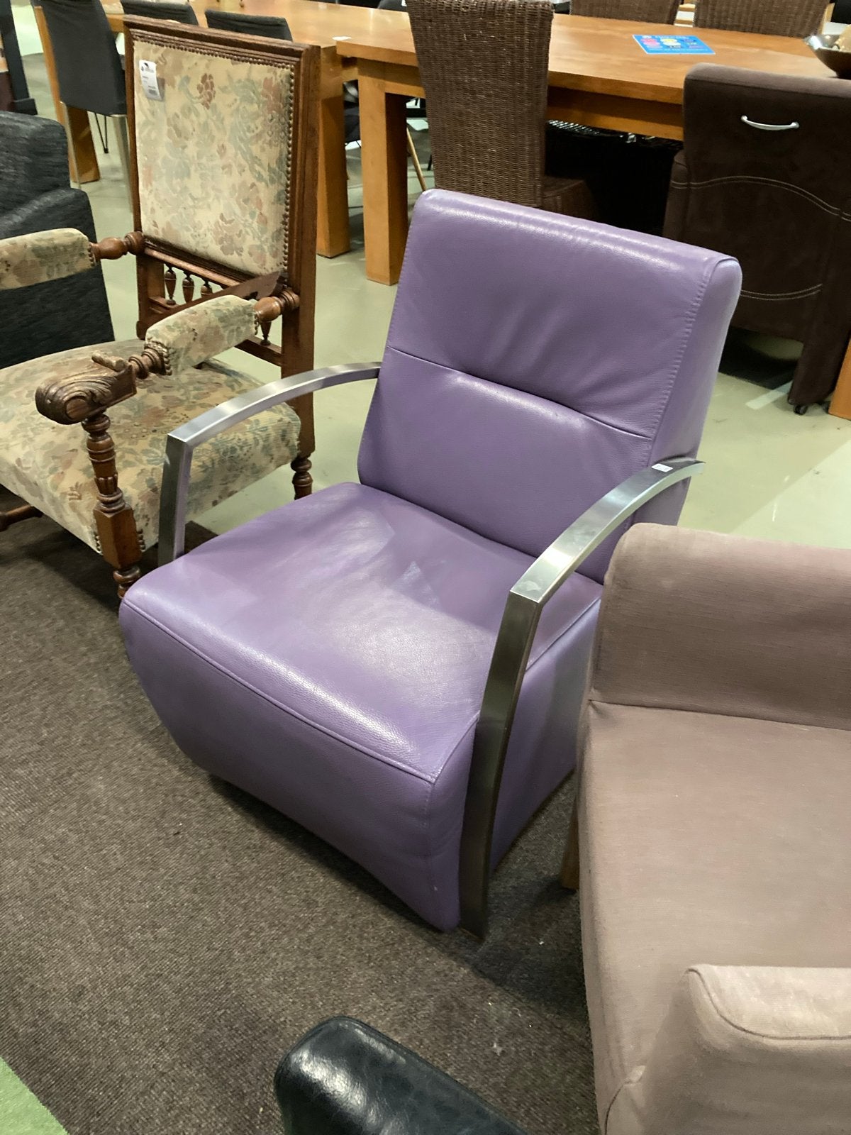 Paarse leren fauteuil met metalen armleuningen, Huis en Inrichting, Overige kleuren, W, Leer, Ophalen of Verzenden